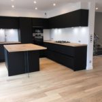 ilot central finition noire mate FENIX et bois Décobois cuisines Lorient