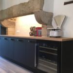 Cuisine traditionnelle noire mate FENIX et plan de travail stratifié finition bois Décobois cuisines Lorient