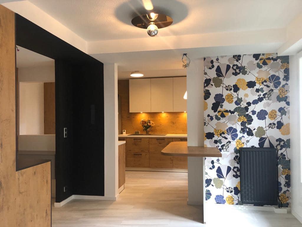 Appartement réaménagement sur mesure de l'entrée et de la cuisine, DECOBOIS cuisine Lorient finition bois et Magnolia